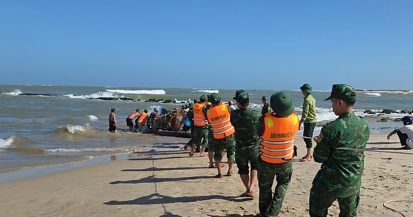 Tàu hàng và ghe đánh cá gặp sự cố nghiêm trọng ở Cửa Việt