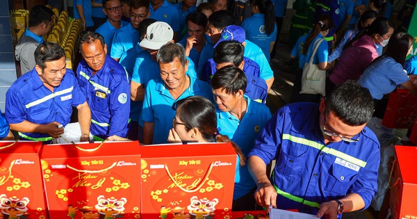 Công nhân vệ sinh ở TPHCM đón Tết sớm