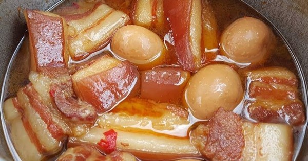 Món ngon ngày Tết: Thịt kho trứng, mứt dừa non, củ kiệu giấm đường...