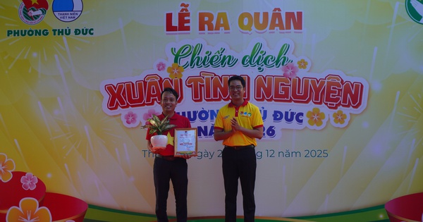 Báo Người Lao Động trao tặng 200 lá cờ tại phường Thủ Đức