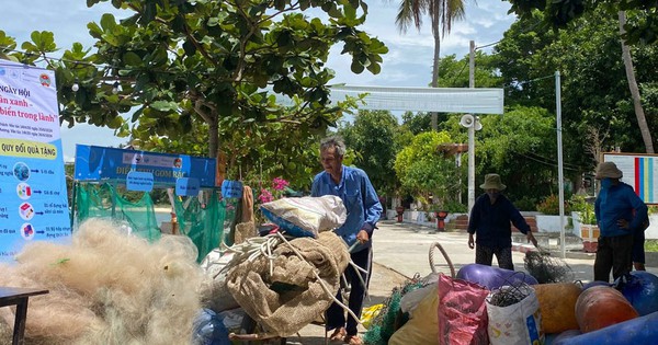 Ngư dân và du khách mang rác thải về bờ