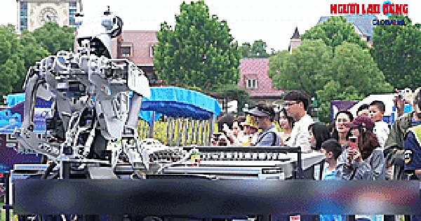 Tận mắt xem robot pha cà phê, chơi đàn và... làm đẹp!