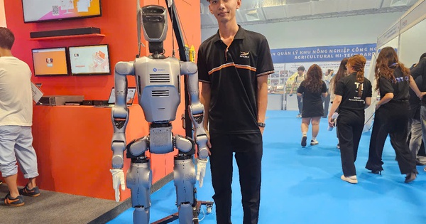 Cận cảnh robot hình người biểu diễn tại iTECH EXPO 2025