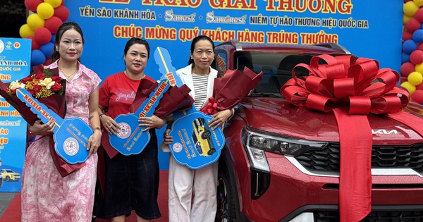 Khách hàng trúng ô tô Kia Sonet từ chương trình tri ân Yến sào Khánh Hòa 2025