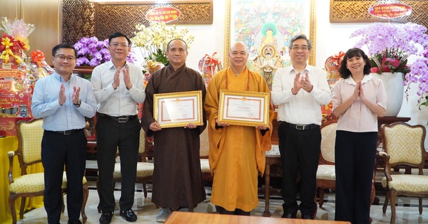 Lãnh đạo TPHCM trao bằng khen cho Thượng tọa Thích Thanh Phong và Thích Tâm Hải