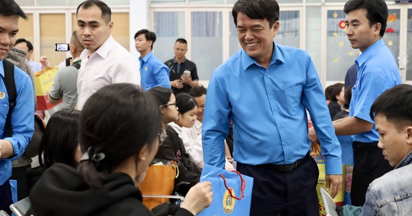 Rộn ràng chuyến tàu nghĩa tình đưa công nhân- lao động về quê đón Tết