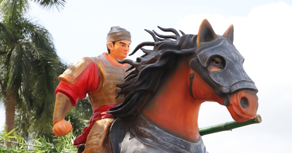 Uy nghi hình tượng Thánh Gióng và dàn ngựa vàng ở phía Nam Đà Nẵng