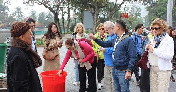 Khách tây thích thú với phong tục thả cá chép tiễn ông Công, ông Táo về trời