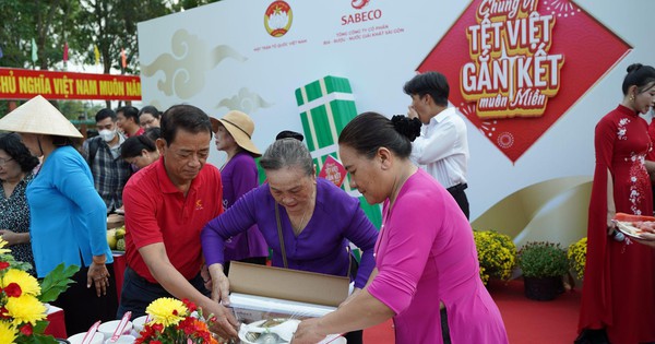 Người dân ba miền đón Tết sớm qua chiến dịch của Sabeco