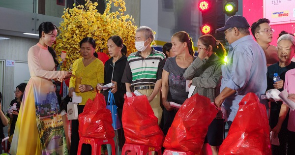 Trao hơn 1,3 tỉ đồng cho người nghèo ăn Tết