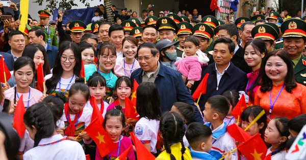 Thủ tướng dự lễ khởi công trường liên cấp, tặng quà công nhân ở Thanh Hóa