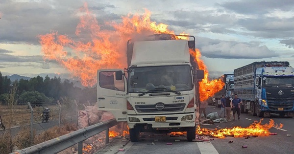 Xe tải bốc cháy dữ dội trên tuyến cao tốc Vĩnh Hảo – Phan Thiết
