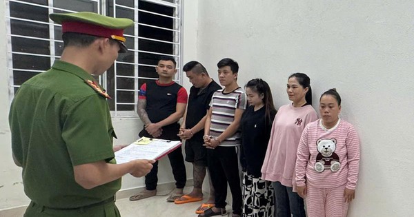 Vác kiếm chém loạn xạ giữa phố biển, 5 người bị khởi tố