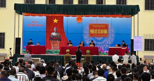 Tranh cãi nhau về một bộ phim, chém bạn tù trọng thương