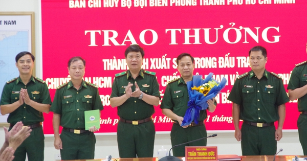 Thưởng nóng chuyên án triệt phá đường dây làm tiền giả tại TPHCM