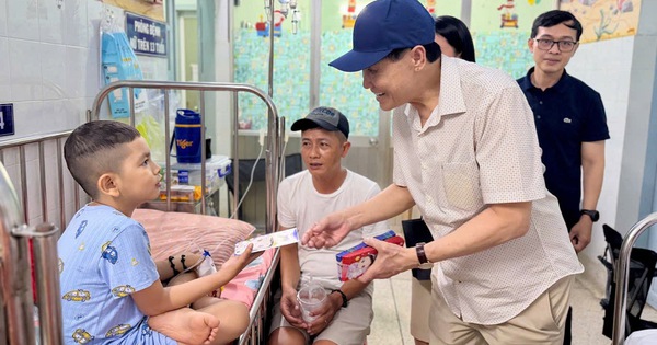 Ông Johnathan Hạnh Nguyễn lì xì bệnh nhi bệnh viện Nhi Đồng 2