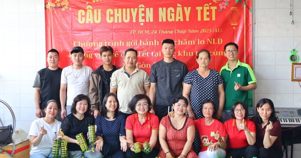Một giám đốc gói bánh tét tặng công nhân đón Tết xa nhà