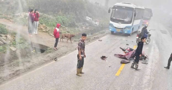 Mẹ địu con đi xe máy va chạm với xe khách, con 2 tuổi tử vong, mẹ bị thương