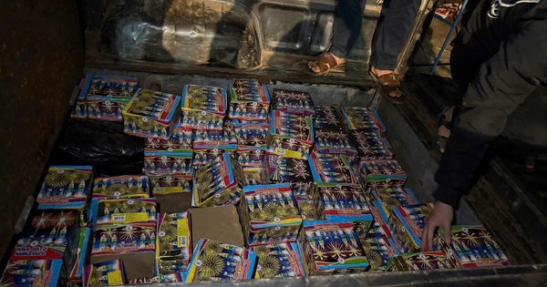 Phát hiện gần 200 kg pháo lậu trong ngăn xe bí mật