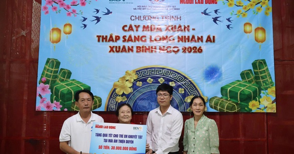 Clip: Báo Người Lao Động trao quà Tết cho trẻ em khuyết tật