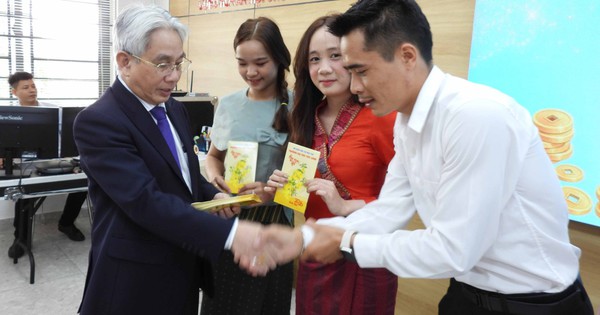 Trường Đại học Cửu Long lì xì cho lưu học sinh dịp Tết Bính Ngọ 2026