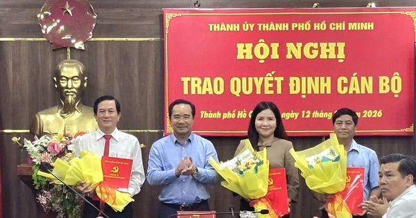 Trao quyết định về công tác cán bộ tại phường đông dân nhất TPHCM