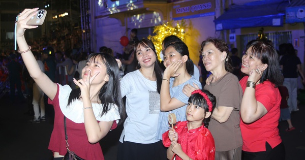 TPHCM: Khai mạc Chợ hoa xuân "Trên bến dưới thuyền" Tết Bính Ngọ 2026