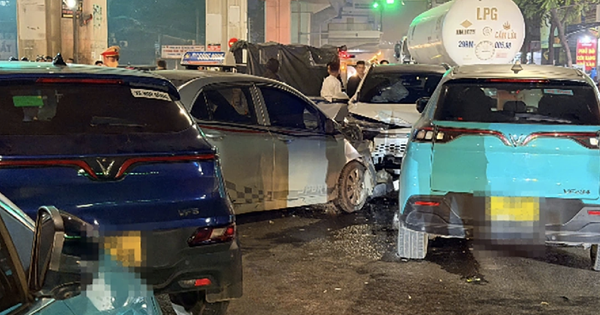 Nữ tài xế điều khiển xế hộp chạy ngược chiều, tông hàng loạt xe ô tô khác