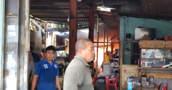 Cháy nhà dân gần cầu vượt Gò Mây