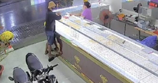 Kẻ cướp giật tiệm vàng ở TPHCM leo tường xuống vườn dừa
