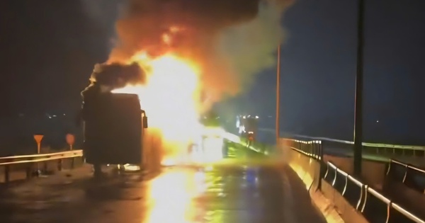 CLIP: Xe khách giường nằm cháy ngùn ngụt trong đêm