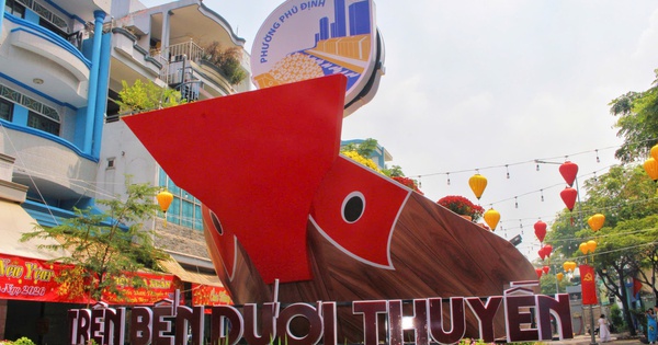 Không khí rộn ràng trước giờ khai mạc Chợ hoa xuân "Trên bến dưới thuyền"