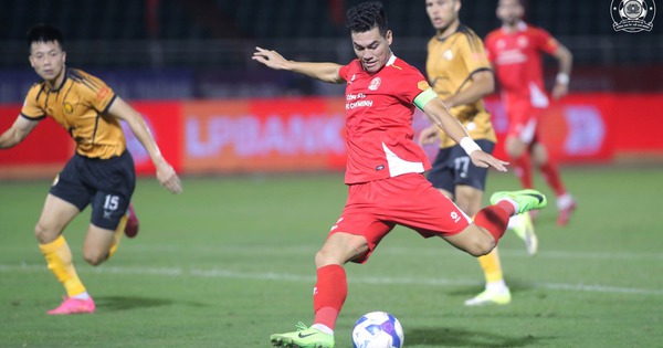 Tiền đạo Nguyễn Tiến Linh tặng 50 triệu đồng hỗ trợ đồng nghiệp CLB Thanh Hóa