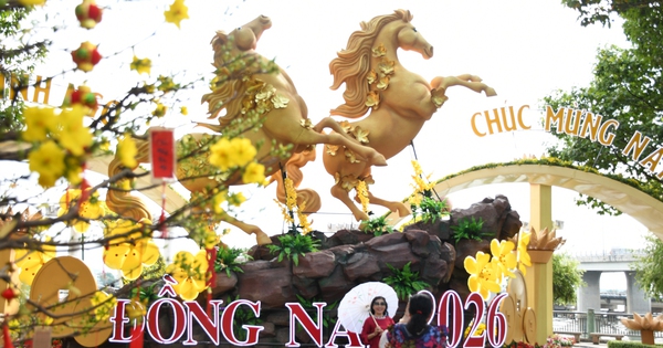 Cận cảnh linh vật ngựa "mã đáo thành công" đón xuân ven sông Đồng Nai