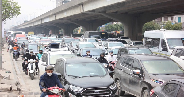 Dòng người ùn ùn rời Hà Nội về quê nghỉ Tết sau ngày làm việc cuối cùng của năm Ất Tỵ