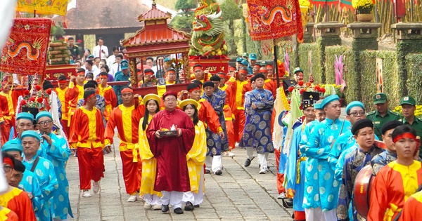 Lãnh đạo TPHCM dâng cúng bánh tét lên Quốc Tổ Hùng Vương