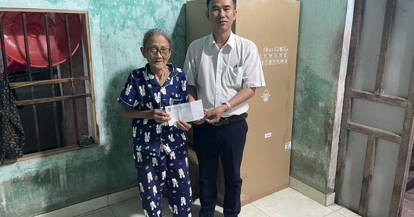 “Trái tim miền Trung” trao quà Tết cho người dân vùng lũ Duy Nghĩa