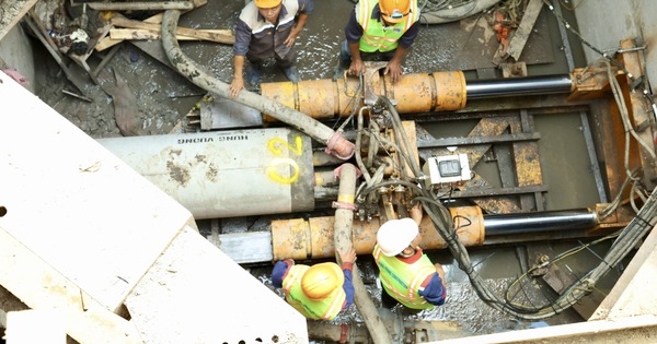 Cận Tết, công nhân vẫn bám trụ thi công trên rạch Xuyên Tâm