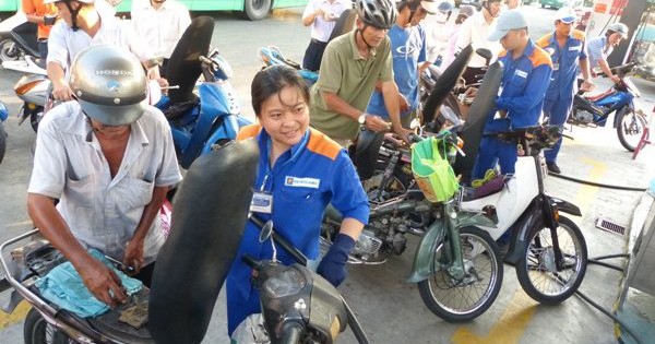 Giá xăng tăng mạnh gần 1.000 đồng/lít