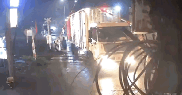 Video: Kinh hoàng khoảnh khắc tàu hoả tông nát xe tải