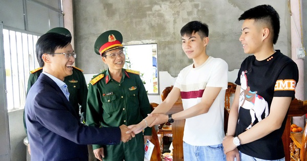 Những cặp anh em song sinh tình nguyện nhập ngũ