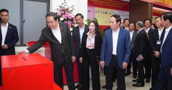 Chủ tịch Quốc hội Trần Thanh Mẫn kiểm tra công tác chuẩn bị bầu cử tại Hải Phòng