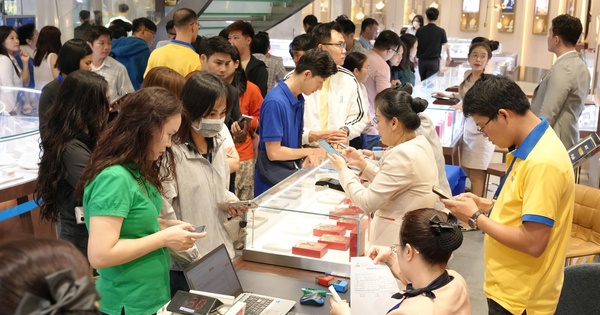 Cuối ngày 26-2, giá vàng miếng SJC bất ngờ giảm, khách nhộn nhịp đi mua