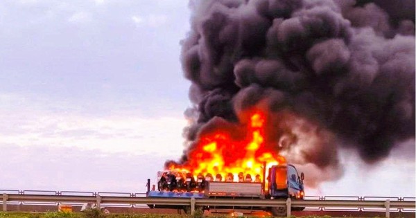 Ô tô tải chở xe máy ra Hà Nội bốc cháy trên cao tốc