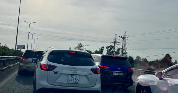 Làm gì để giảm ùn tắc giao thông? (*): Siết chế tài, phủ công nghệ