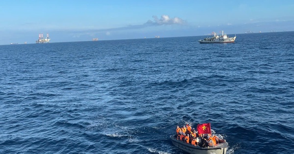 Những lá phiếu bầu cử đầu tiên giữa trùng khơi