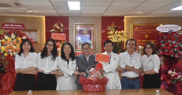 Báo Người Lao Động thăm, chúc mừng đội ngũ y, bác sĩ nhân Ngày Thầy thuốc Việt Nam