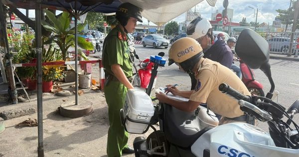 Dừng xe sát đường ray xe lửa, nhiều người bị xử phạt