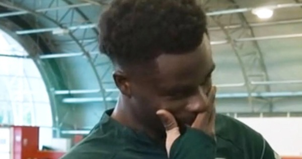 Saka kìm nén nước mắt khi nhận quà đặc biệt trong ngày trọng đại