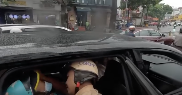 Cảnh sát "đội mưa" dẫn đường, tài xế xe ôm ở TPHCM qua cơn nguy kịch